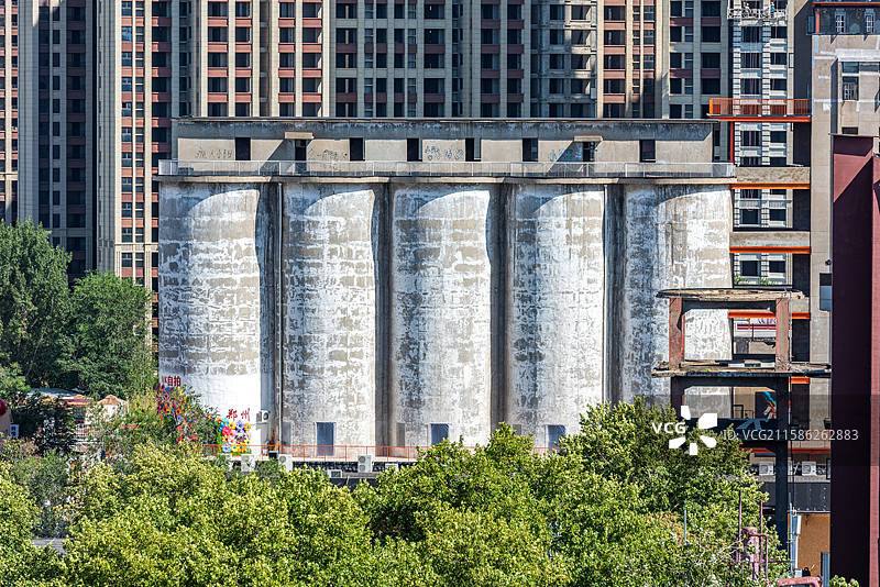 河南郑州油化厂创意园水泥反应塔图片素材
