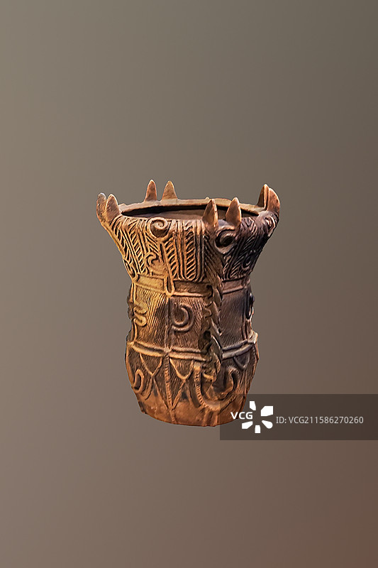 深鉢形陶器，日本长野县伊那市宫前出土， 绳文时代中期 公元前3000-前2000年，东京国立博物馆藏图片素材