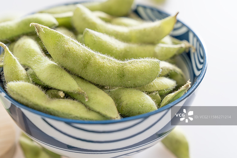 放在碗里的带壳毛豆多角度特写图片素材