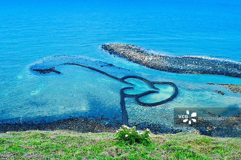 台湾澎湖七美双心石沪，海边悬崖下的双心套叠捕鱼结构图片素材