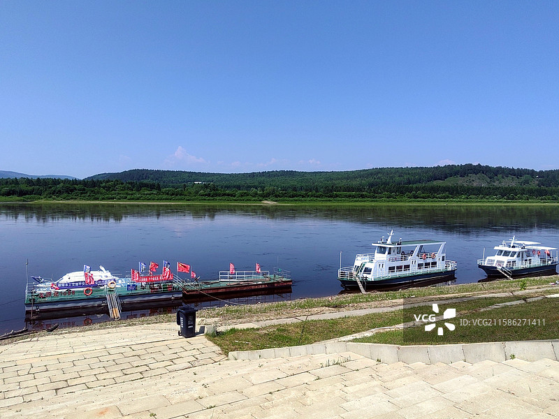 洛古河边的游船——拍摄于大兴安岭洛古河村图片素材