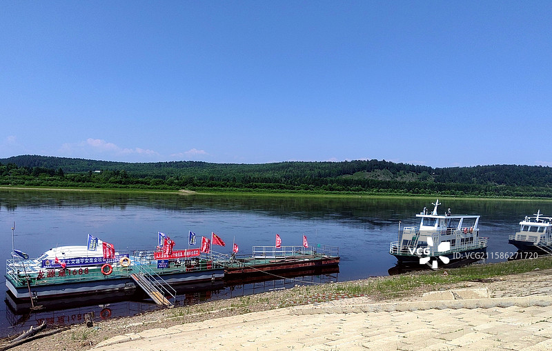 洛古河边的游船——拍摄于大兴安岭洛古河村图片素材