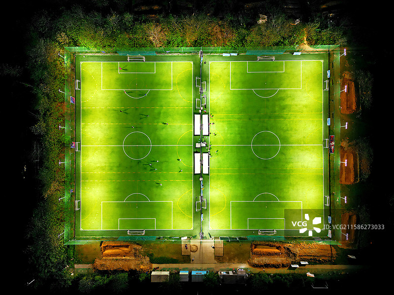 盛夏夜晚中的球场航拍图片素材