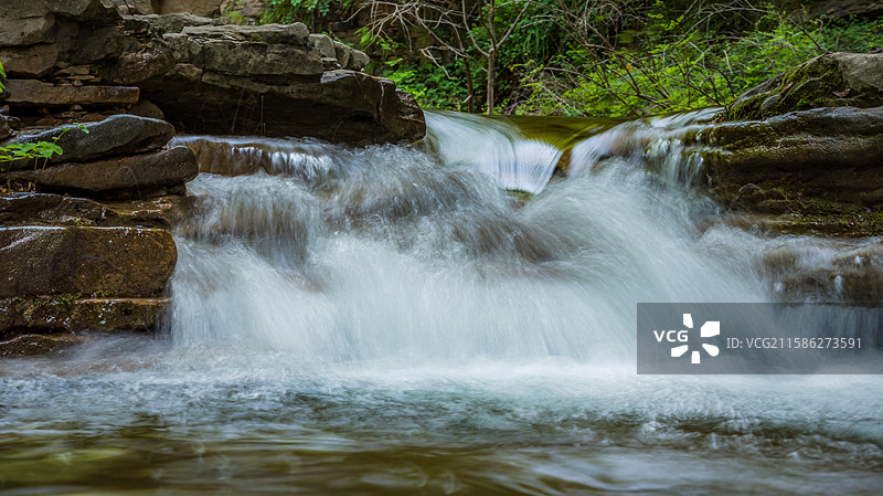 山间清泉石上流飞流直下润山涧图片素材