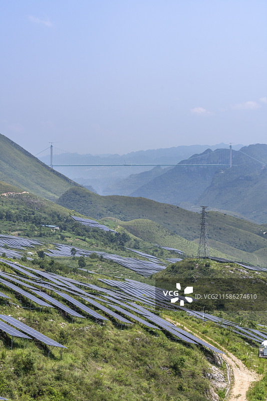 贵州安顺普利乡：光伏矩阵与花江峡谷大桥的壮美同框图片素材
