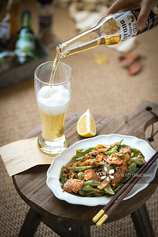 啤酒与炒菜图片素材