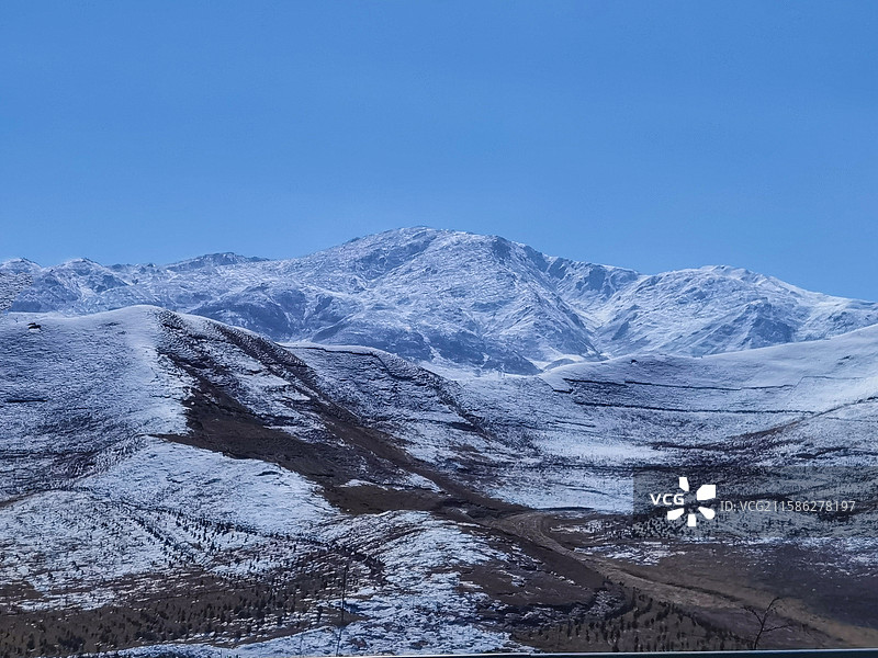 深秋初冬时节青海日月山倒淌河沿途雪山风光图片素材
