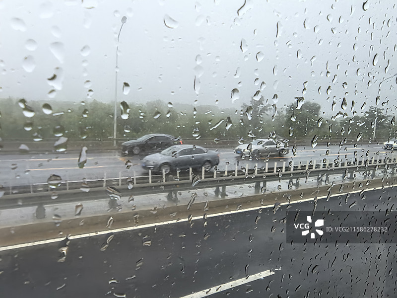雨天从车窗拍摄的北京交通路况（描述北京雨季）图片素材