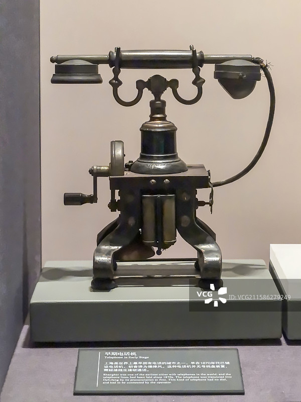 上海历史博物馆陈列文物——1870年代上海早期电话机图片素材