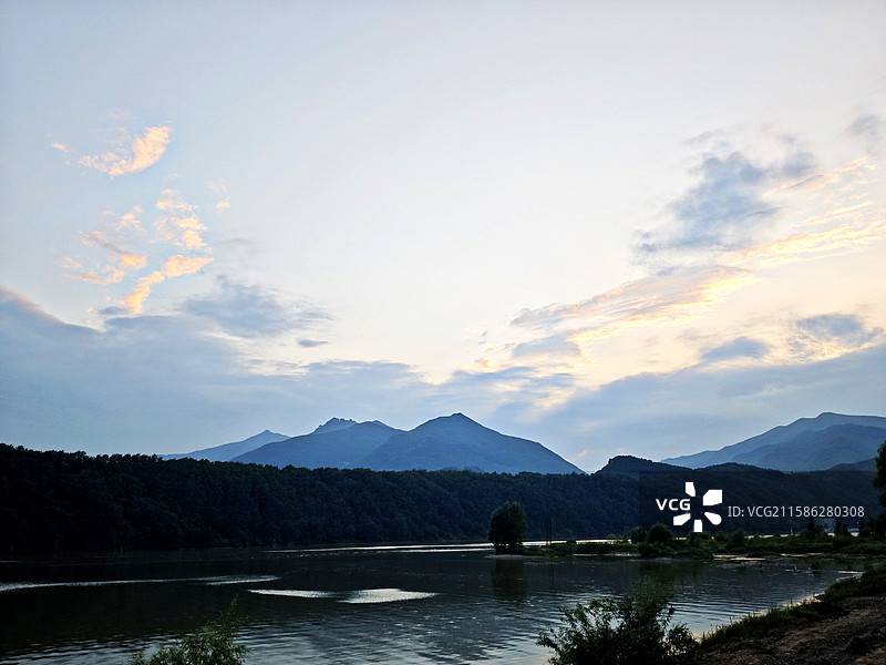 桓仁浑江边的青山绿水图片素材