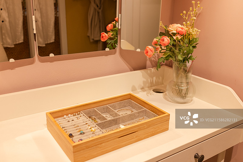 梳妆台上的首饰盒和花瓶图片素材
