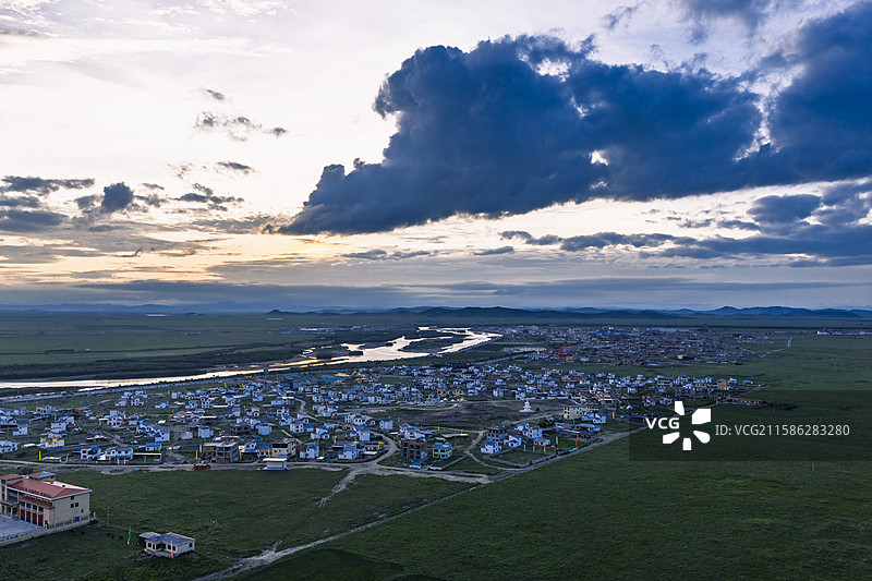 四川省阿坝州若尔盖县唐克镇全景航拍图片素材