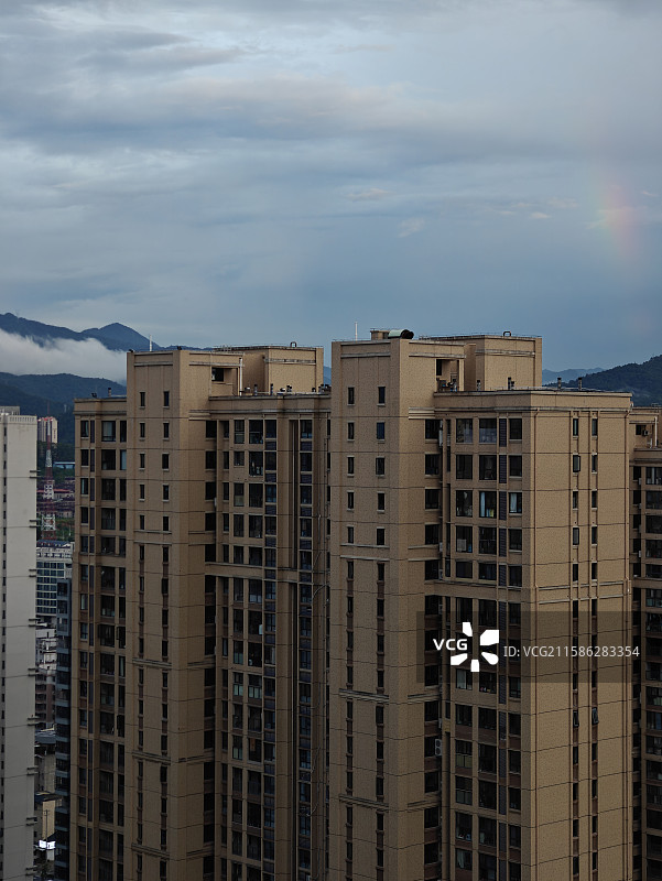暴雨之后放晴云海中的山城龙岩城市风光图片素材