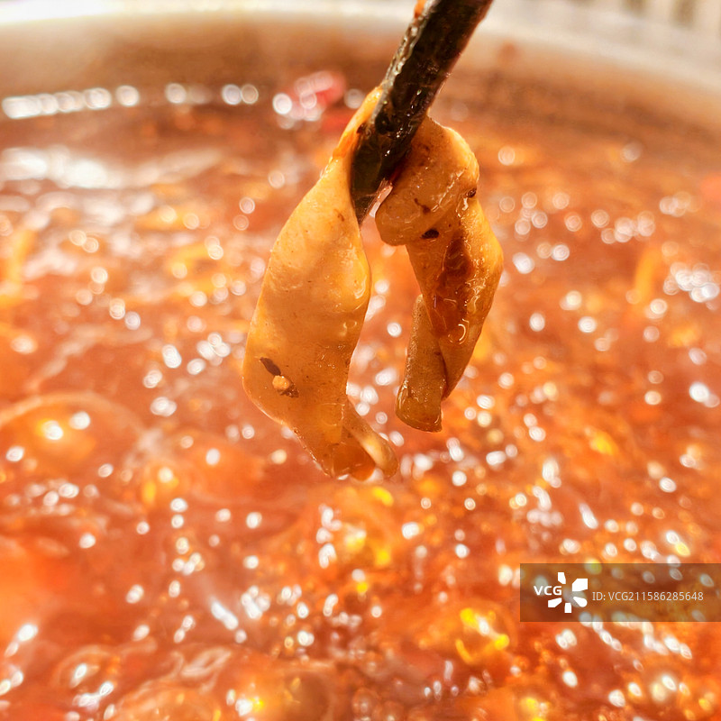 滚烫的麻辣火锅涮鸭肠图片素材