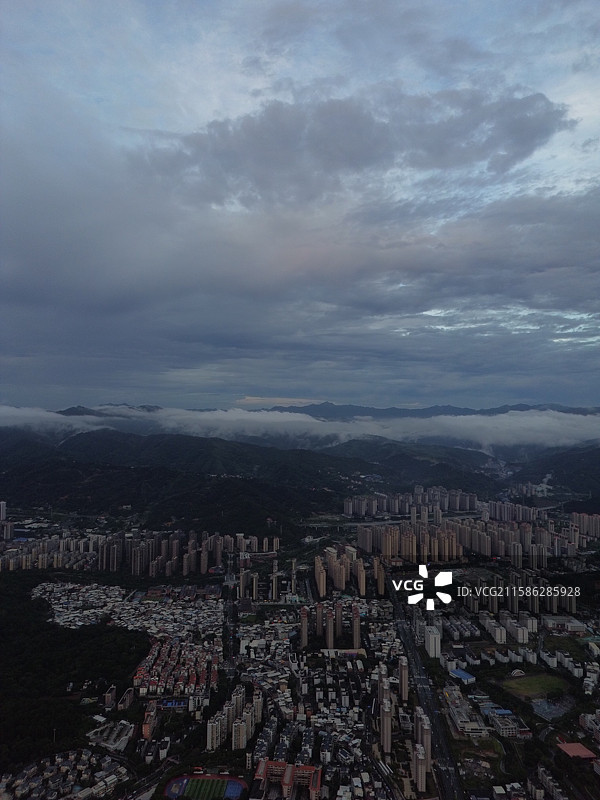 航拍暴雨过后，日落西山，晚霞漫天的山城龙岩城市风光图片素材
