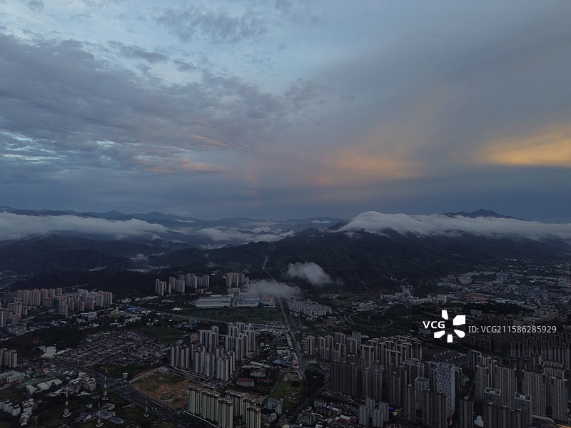 航拍暴雨过后，日落西山，晚霞漫天的山城龙岩城市风光图片素材