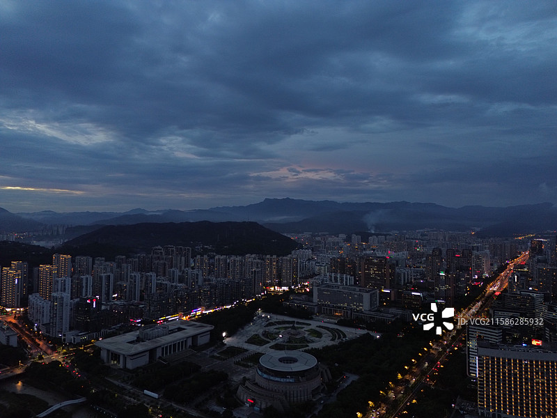 航拍暴雨过后，日落西山，晚霞漫天的山城龙岩城市风光图片素材
