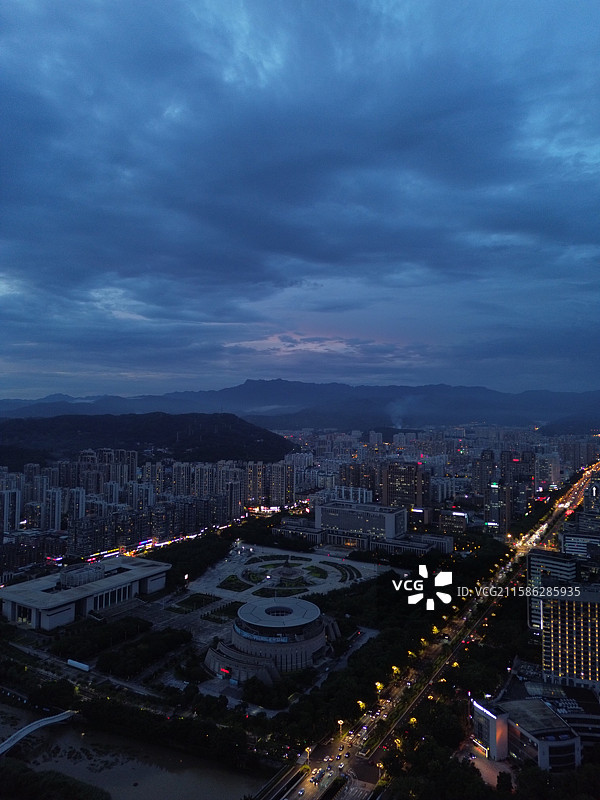 航拍暴雨过后，日落西山，晚霞漫天的山城龙岩城市风光图片素材