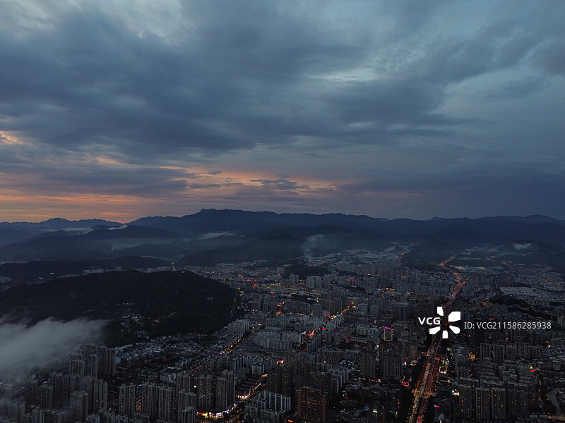 航拍暴雨过后，日落西山，晚霞漫天的山城龙岩城市风光图片素材