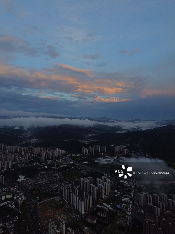 航拍暴雨过后，日落西山，晚霞漫天的山城龙岩城市风光图片素材