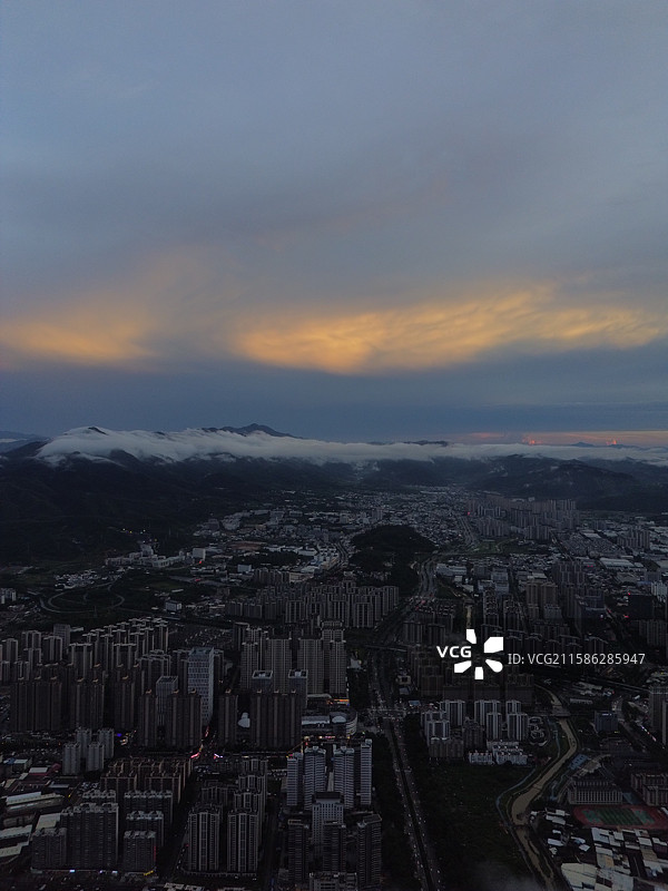 航拍暴雨过后，日落西山，晚霞漫天的山城龙岩城市风光图片素材