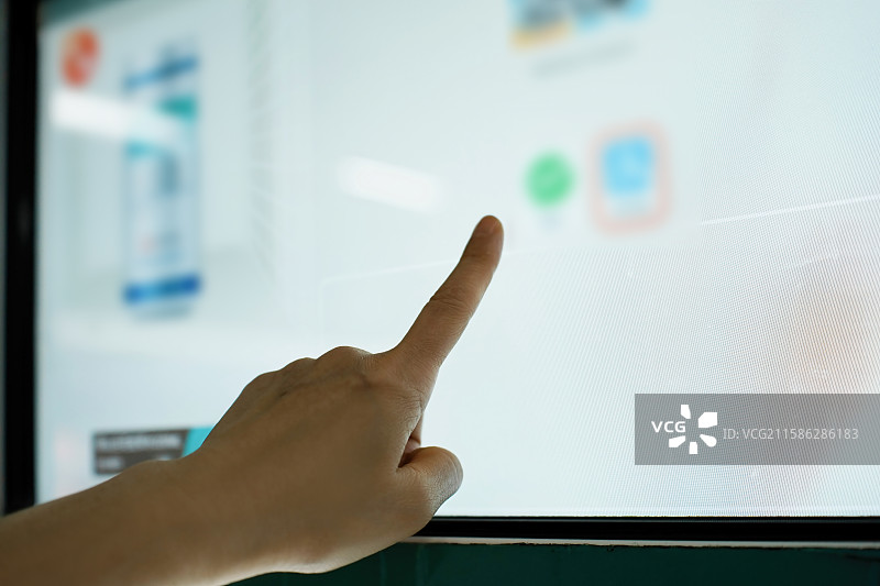 手指触控数字界面的特写图片素材