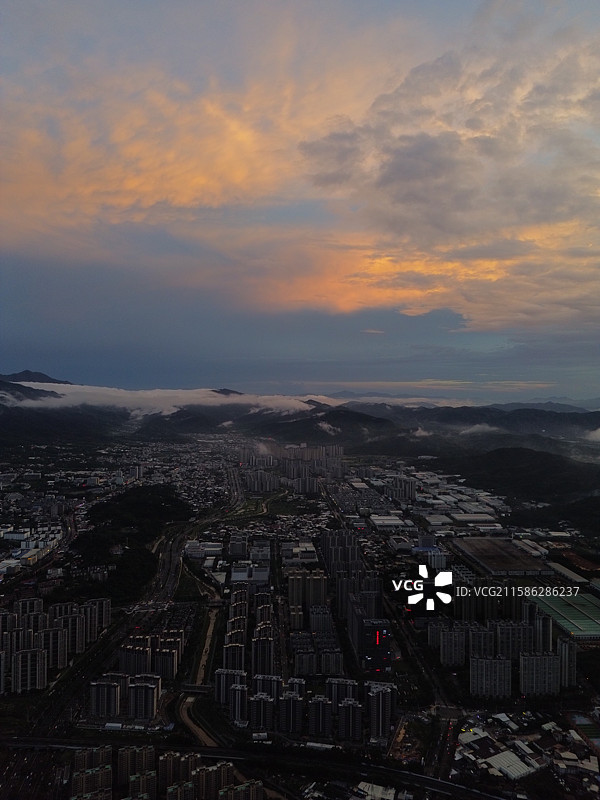 航拍暴雨过后，日落西山，晚霞漫天的山城龙岩城市风光图片素材