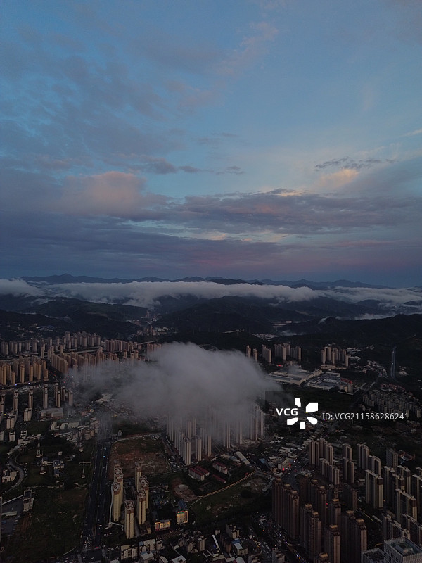 航拍暴雨过后，日落西山，晚霞漫天的山城龙岩城市风光图片素材