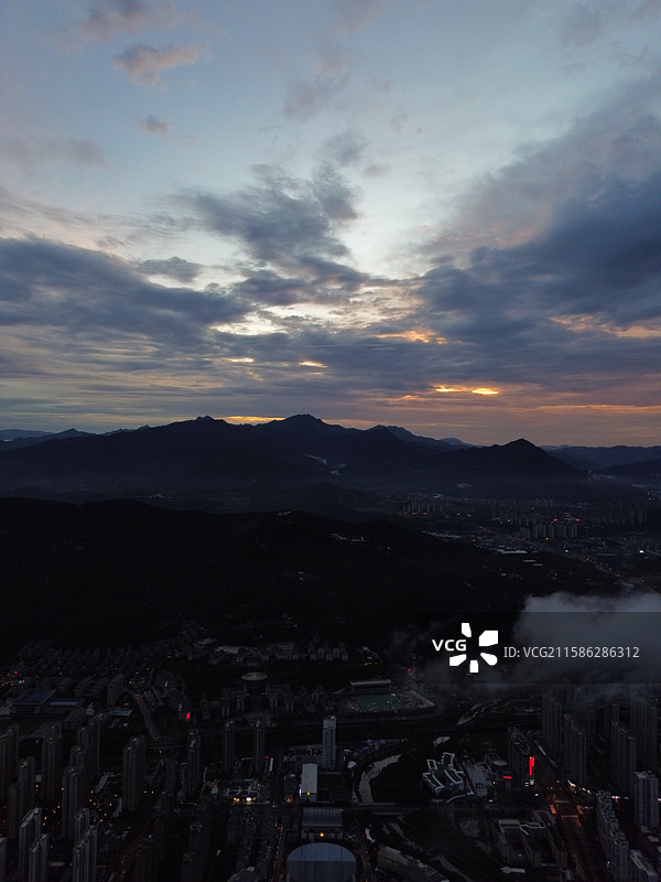 航拍暴雨过后，日落西山，晚霞漫天的山城龙岩城市风光图片素材