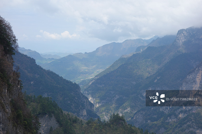 陕西省陕南汉中市略阳县略阳五龙洞国家森林公园：龙呼台呼龙台远眺图片素材