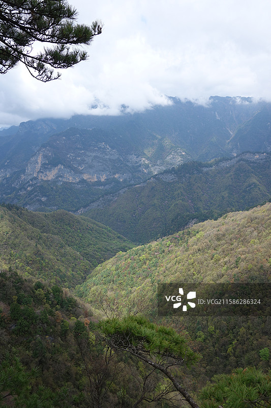 陕西省陕南汉中市略阳县略阳五龙洞国家森林公园：龙呼台呼龙台远眺图片素材