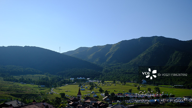 海陀山谷，绿草地，远山图片素材