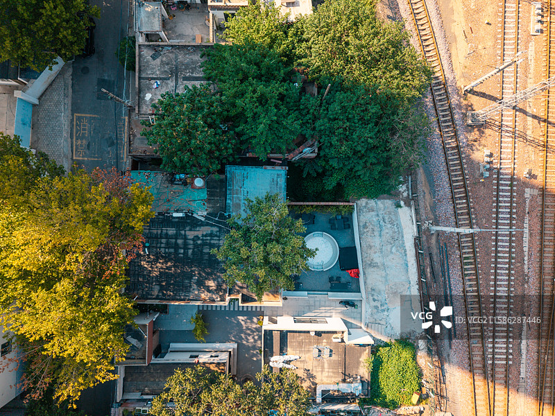 郑州霁月南路高角度视图院落与铁轨图片素材