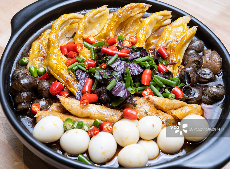 2025年柳州网红小吃鸭脚煲螺蛳粉摄影图片图片素材