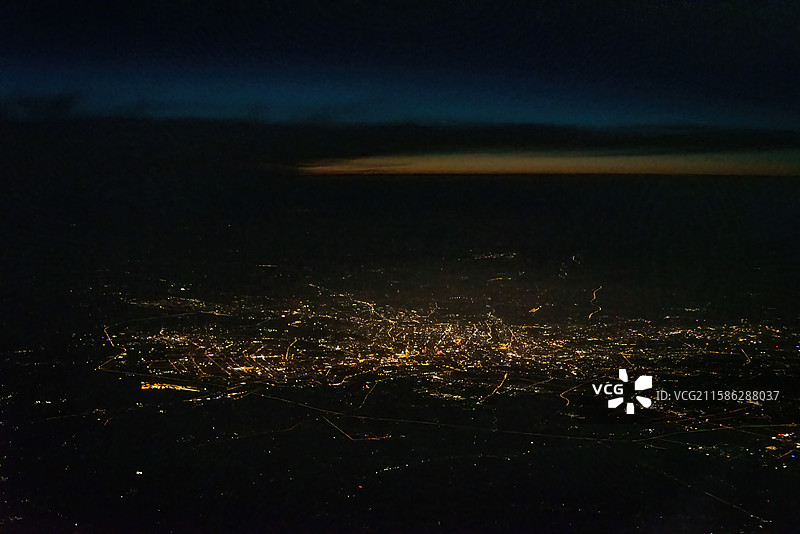 满洲里夜景高空俯瞰，灯光璀璨，建筑物与道路交织繁华画卷。图片素材