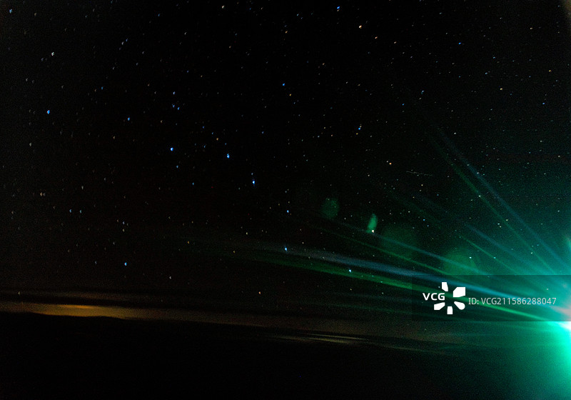 满洲里夜空，星星与绿色极光相映成趣，构成梦幻星图。图片素材