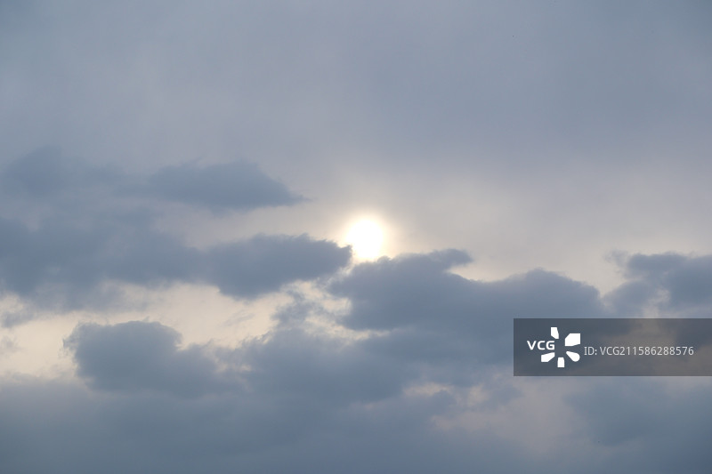 乌云里的太阳图片素材