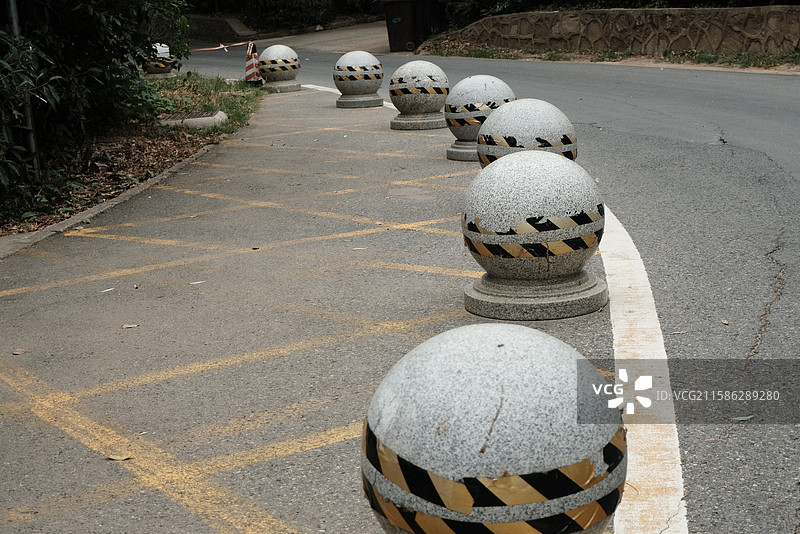 道路上球形石墩的高角度视图图片素材