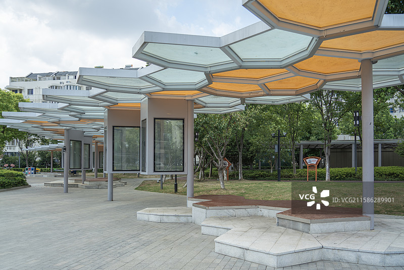 城市社区报刊亭与休闲广场图片素材