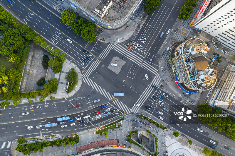 高空俯拍城市街道斑马线路口风景图片素材