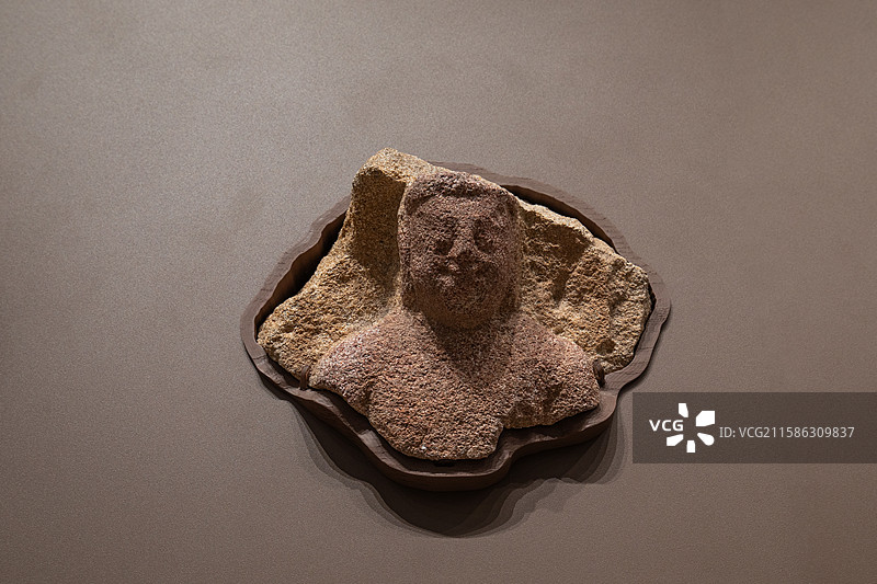 石供养天人头胸部残件 北魏 上海博物馆东馆，出自云冈第20窟图片素材