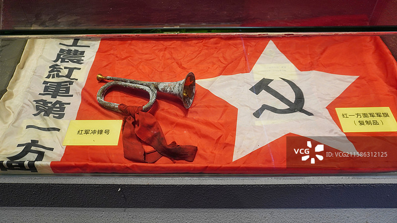 梅州三河坝战役纪念馆红军冲锋号和红一方面军军旗图片素材