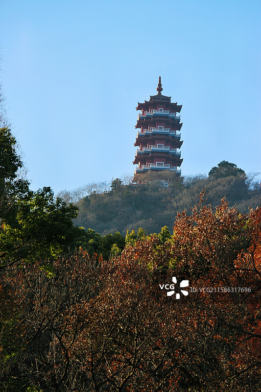 腾龙阁：腾龙阁位于湖北襄阳古隆中山顶，是景区的标志性建筑，也是游客登顶览胜的终点站图片素材