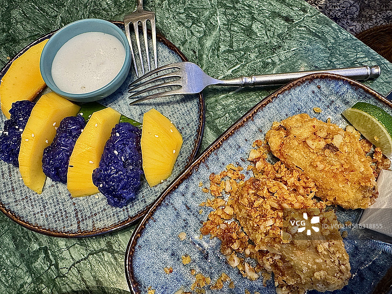 越南菜甜品椰浆芒果紫糯米饭和炸鸡翅图片素材