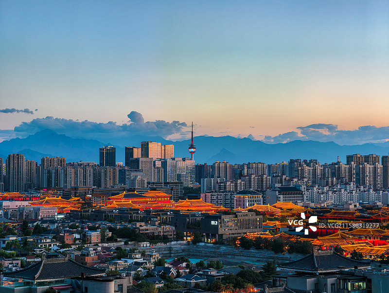 西安大唐不夜城电视塔同框图片素材