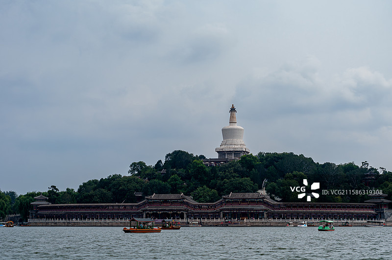 北京北海公园北海湖中琼岛白塔图片素材