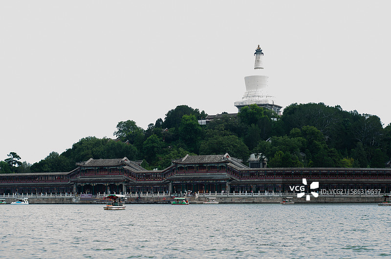 北京北海公园北海湖中琼岛白塔图片素材