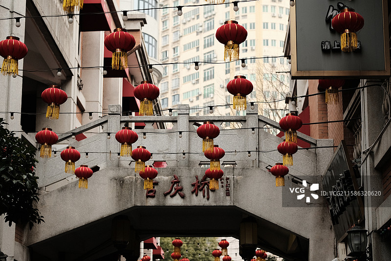 挂在空中的灯笼的低角度视图图片素材