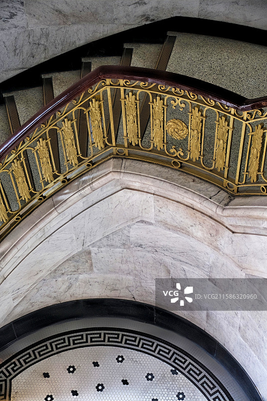 古典大理石旋转楼梯 Classical marble spiral staircase图片素材