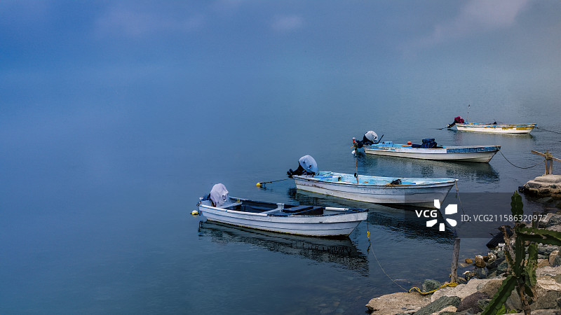 停泊在墨西哥曼萨尼约港湾的小船。图片素材